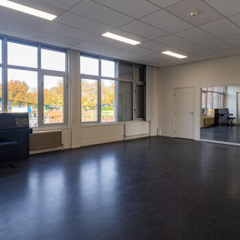 ruimte met sport/dansvloer en spiegelwand en piano