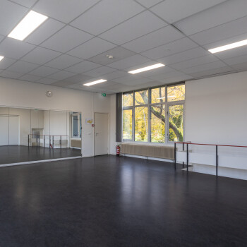 lege ruimte en sport/dansvloer en spiegelwand