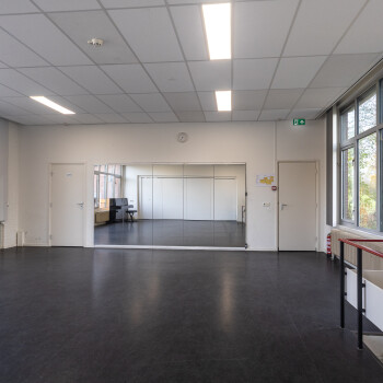 lege ruimte met sport/dansvloer