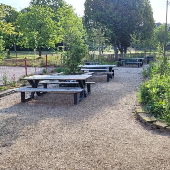 buitenruimte en picknicktafels