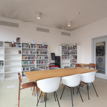 tafel met stoelen, boekenkast