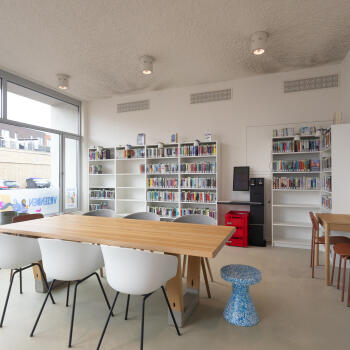 tafel met stoelen, boekenkast