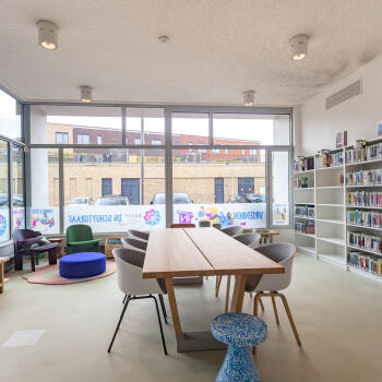 tafel met stoelen, boekenkast, 2 fauteuils