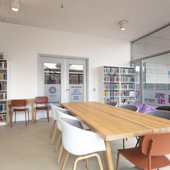 tafel met stoelen, boekenkast