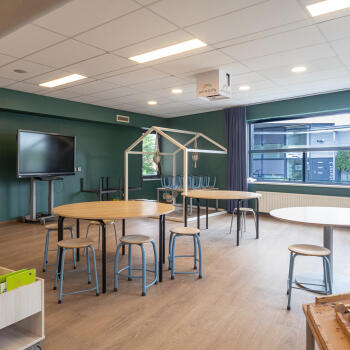 ronde tafels met krukken en verrijdbaar scherm