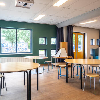 ronde tafel met krukken