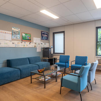 zithoek met salontafel en fauteuils