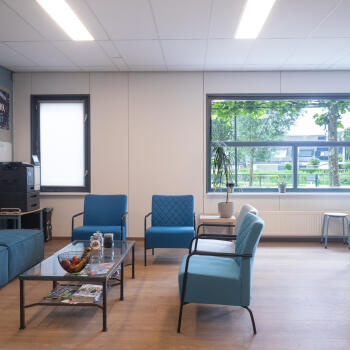 zithoek met salontafel en fauteuils