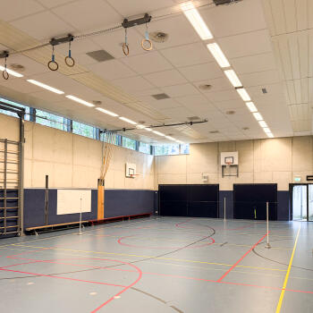 gymzaal met wandklimrek, ringen aan plafond