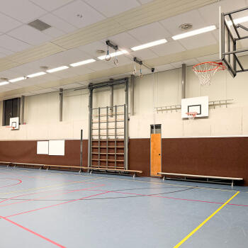 gymzaal met baskets, wandklimrek