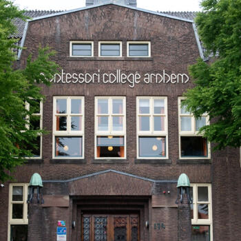 buitenzijde entree van de school