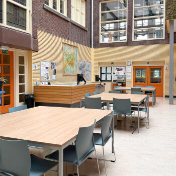tafels en stoelen