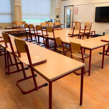 leslokaal, schoolmeubilair met stoelen 