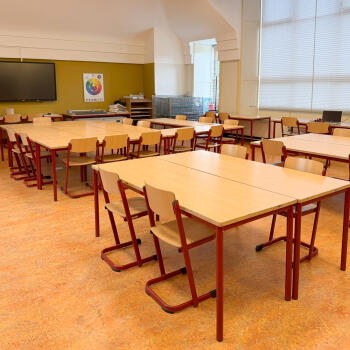 leslokaal, schoolmeubilair met stoelen 