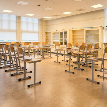 klaslokaal met schooltafels en stoelen op tafel