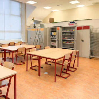 leslokaal met schooltafels en stoelen