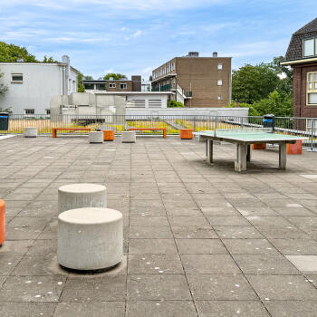 dakterras met stoeptegels en zitstenen