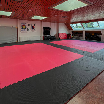 zaal voorzien van dojo-sportmat