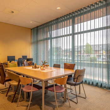 tafel met stoelen, raampartij met vitrage