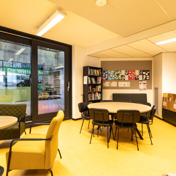 gele vloer. stoelen met ronde tafels