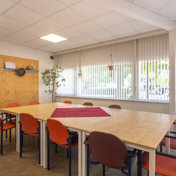 tafels, stoelen, raampartij