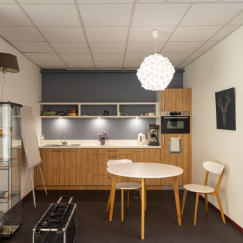 ronde tafel en stoelen en een keukenblok