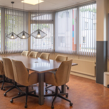 houten tafel met verrijdbare stoelen, raampartij