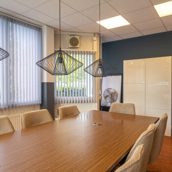 houten tafelblad, stoelleuningen, hanglampen 