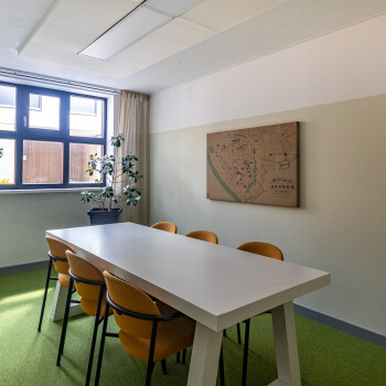 witte tafel met 6 stoelen, tapijt op vloer