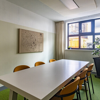 witte tafel, stoelen, schilderij