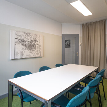 witte tafel met 6 blauwe stoelen, schilderij