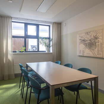 ramen, tafel en 6 blauwe stoelen