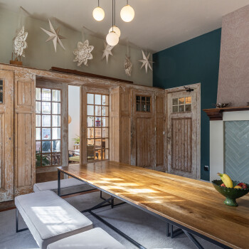 lange tafel met lage zitbanken en en-suite-deuren