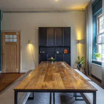 lange tafel, wandkast 