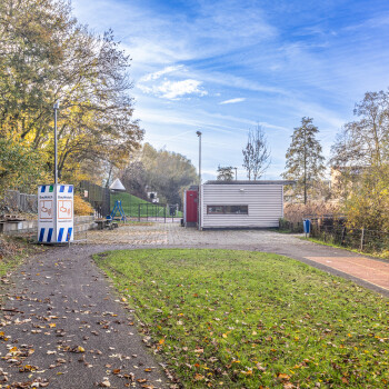 grasstrook en bestrating bij de blokhut