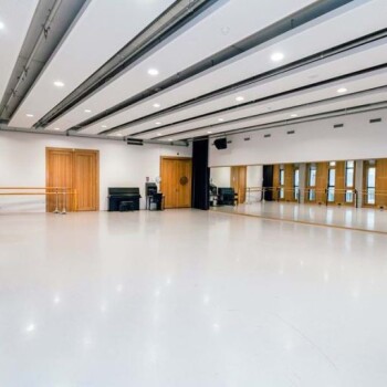 ruimte  met dansvloer en piano