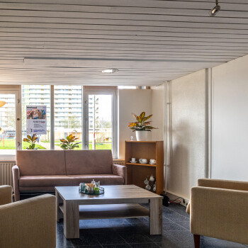 zithoek met bank, fauteuils en salontafel