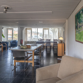 overzicht van de woonkamer met eettafels en stoelen