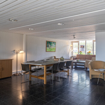 eetkamertafel en zithoekje