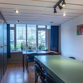 2 vergadertafels met stoelen