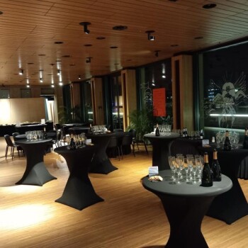 ruimte opgesteld met statafels