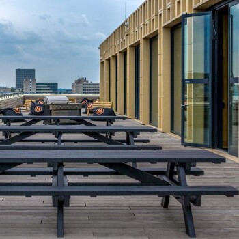 dakterras met picknicktafels