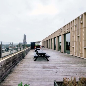 dakterras met picknicktafels