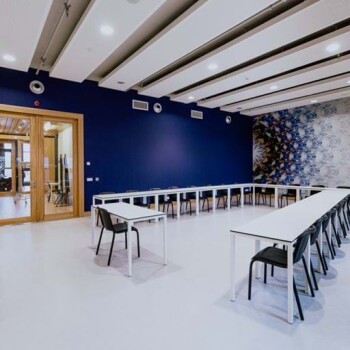 vergaderruimte met tafelopstelling in U-vorm 