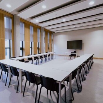 vergaderruimte met tafelopstelling in U-vorm 