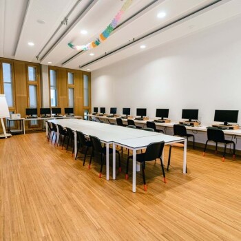 tafels met stoelen en computers