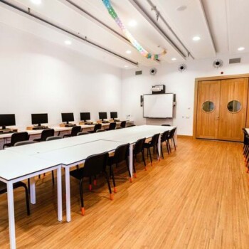 tafels met stoelen en computers