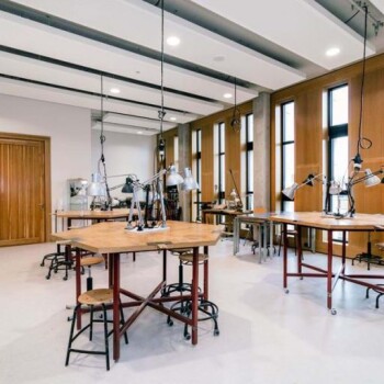 hoge werktafels met zitkrukken en hanglampen