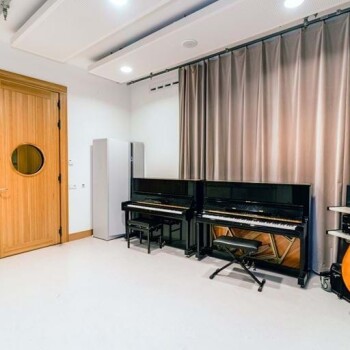 ruimte met 2 piano's