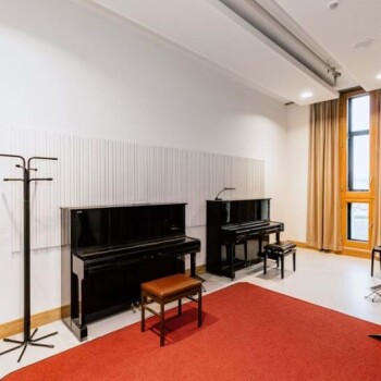 ruimte met 2 piano's